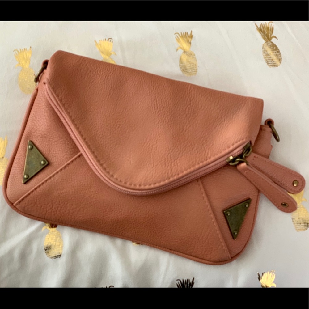 Candie’s coral clutch 💖